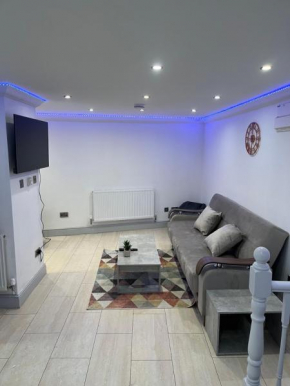 COSY NEWLY DECORATED 1 BEDROOM APARTMENT